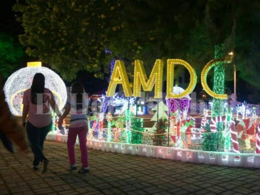 La Villa Navideña de la Alcaldía llega a adornar la capital de Honduras (FOTOS)