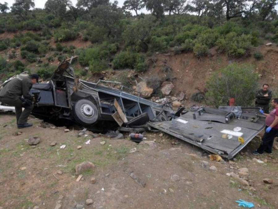 Hecho pedazos, así quedó el bus que se accidentó en Túnez y dejó 24 muertos