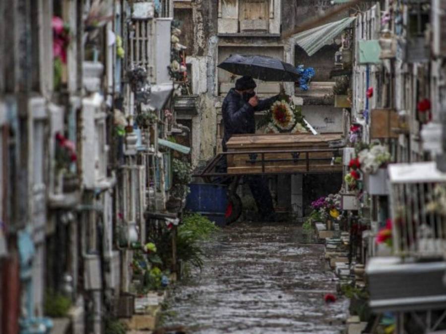 Féretros apilados y entierros en soledad, el día a día en los cementerios durante la pandemia