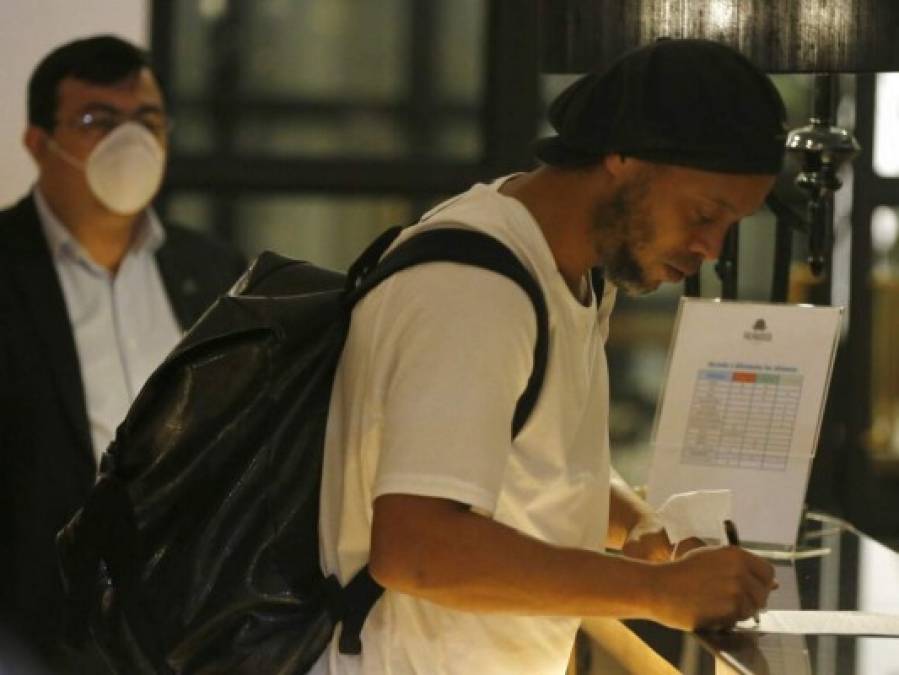 FOTOS: Así fue la llegada de Ronaldinho al hotel donde guardará prisión