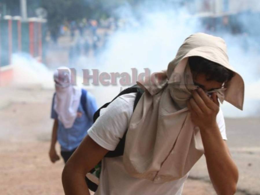 FOTOS: Las imágenes que han dejado los fuertes enfrentamientos entre estudiantes del Técnico Honduras y la Policía Nacional