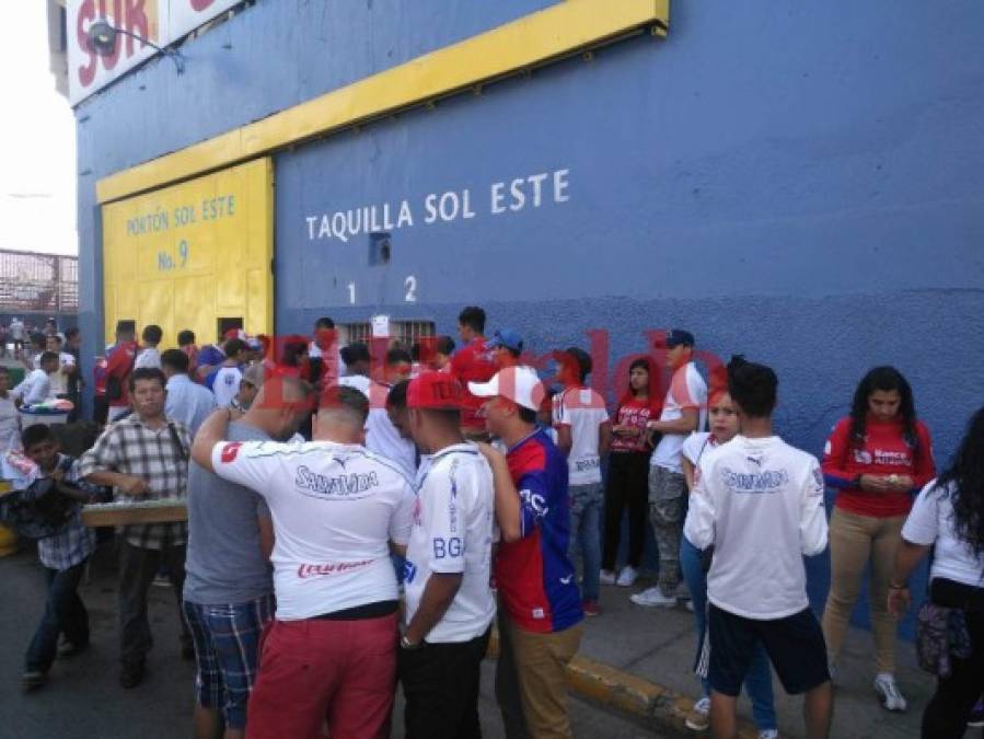 FOTOS: Ambiente en las afueras del estadio Nacional previo al clásico Motagua vs Olimpia