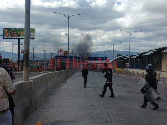 Fotografías de la pelea campal entre policía y universitarios en la UNAH