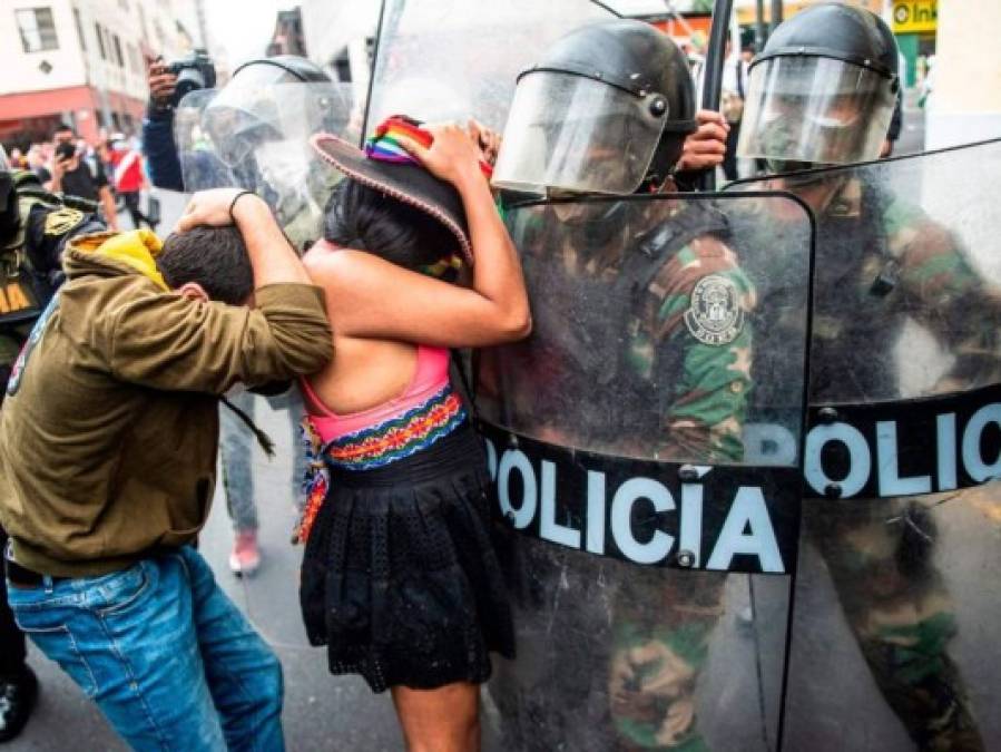 Jornada de intensas protestas en Perú un día después de la destitución de Vizcarra (FOTOS)