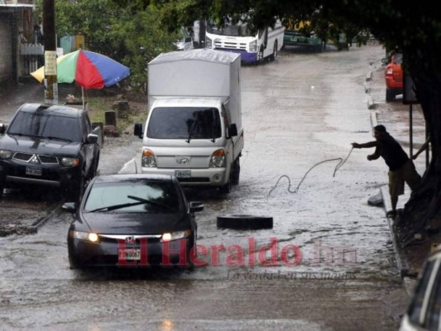 Calles convertidas en ríos y aceras inundadas, así luce la capital tras las lluvias