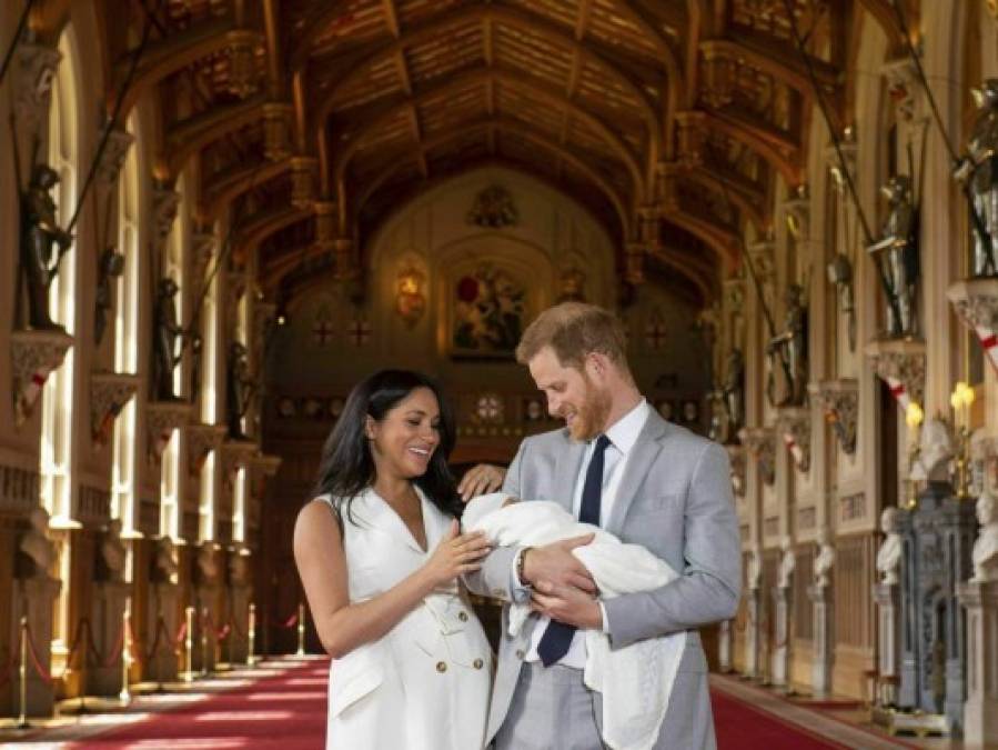 Fotos: Momento en que Meghan y Harry presentan a su bebé