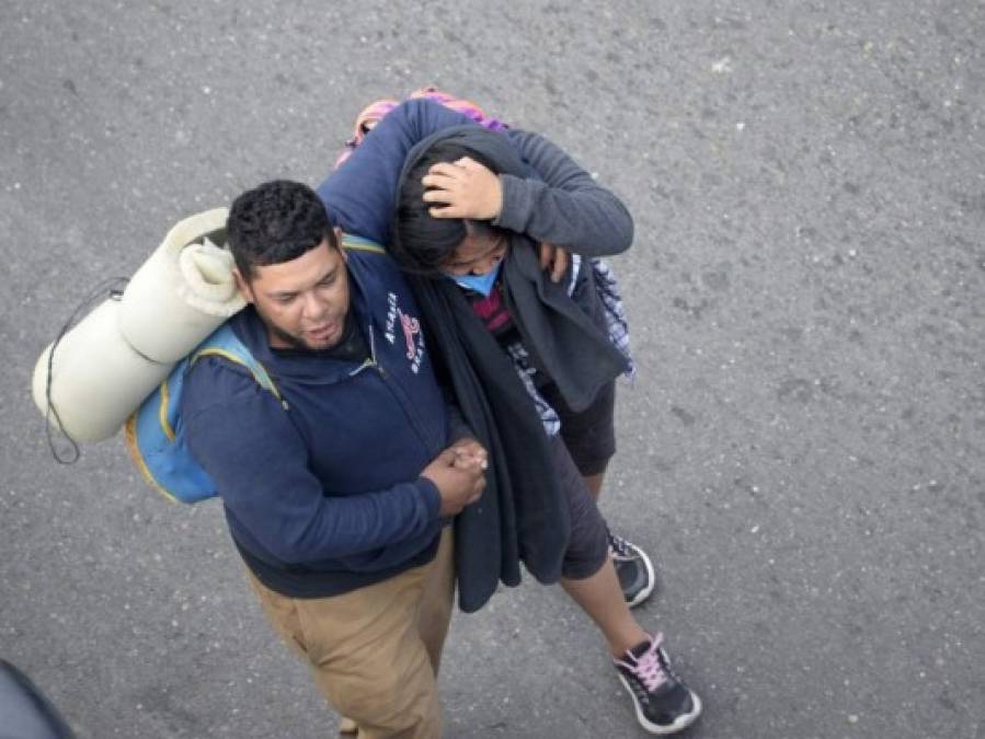 Cansados, sitiados y con hambre, la desesperación en el rostro de migrantes que piden les dejen continuar travesía (FOTOS)