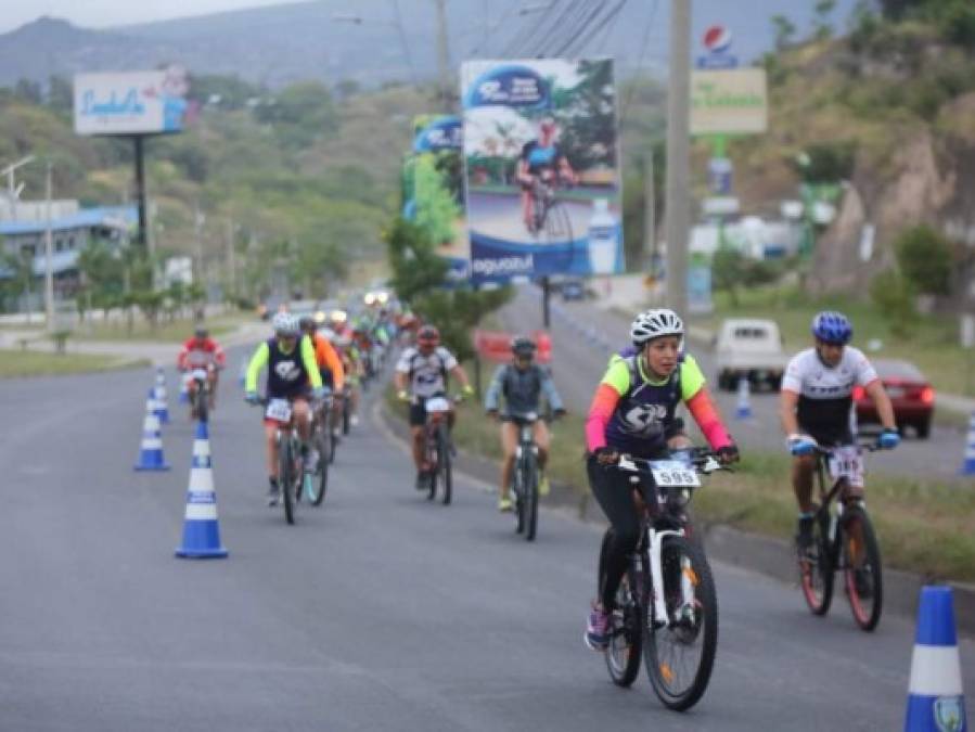 Las mujeres que encabezan la carrera de la Séptima Vuelta Ciclística