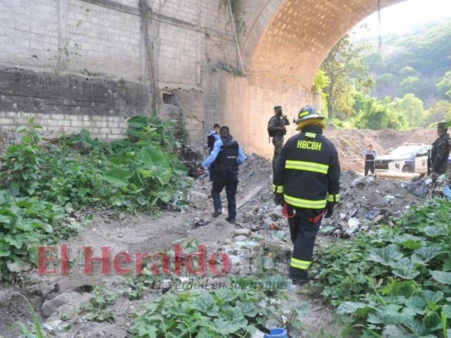 Entre maleza, una Biblia y basura hallan a un hombre muerto en la capital (FOTOS)