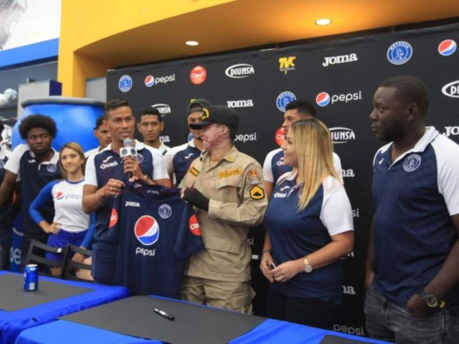 Motagua ilusiona a sus aficionados con el campeonato en firma de autógrafos