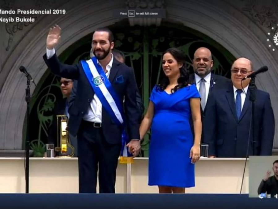 De azul y mostrando su avanzado embarazo, así llegó Gabriela Rodríguez a la investidura de Nayib Bukele