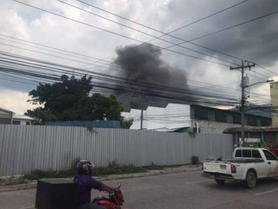 Dramáticas fotos del incendio en el mercado Guamilito, icónico en San Pedro Sula