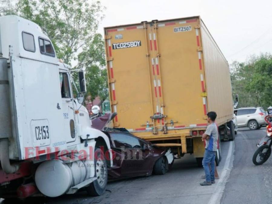 La trágica escena del motociclista aplastado por un contenedor en Choloma