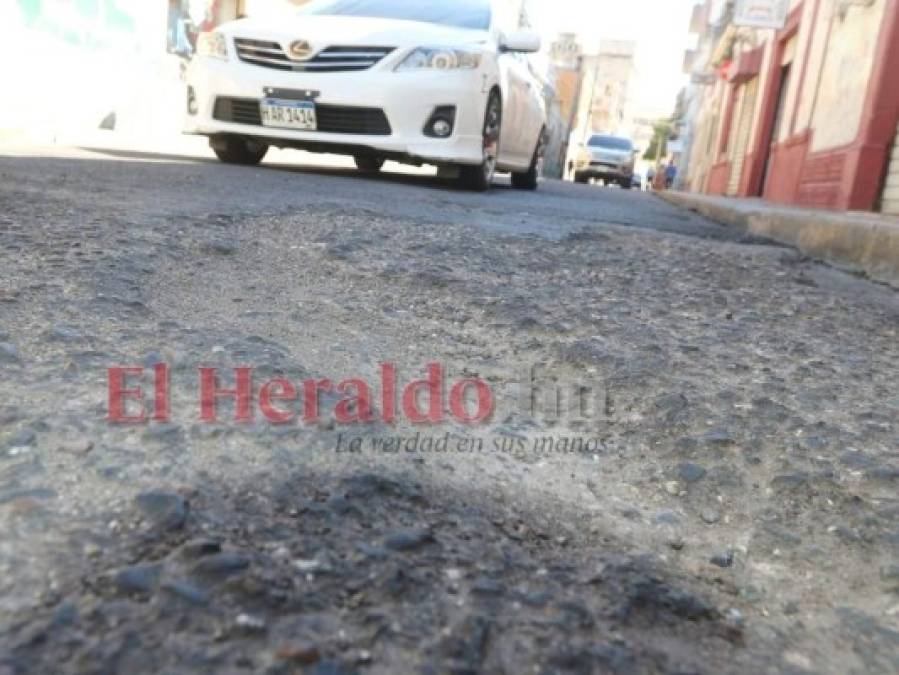 Baches, alcantarillas destapadas y calles colapsadas: riesgos en la capital