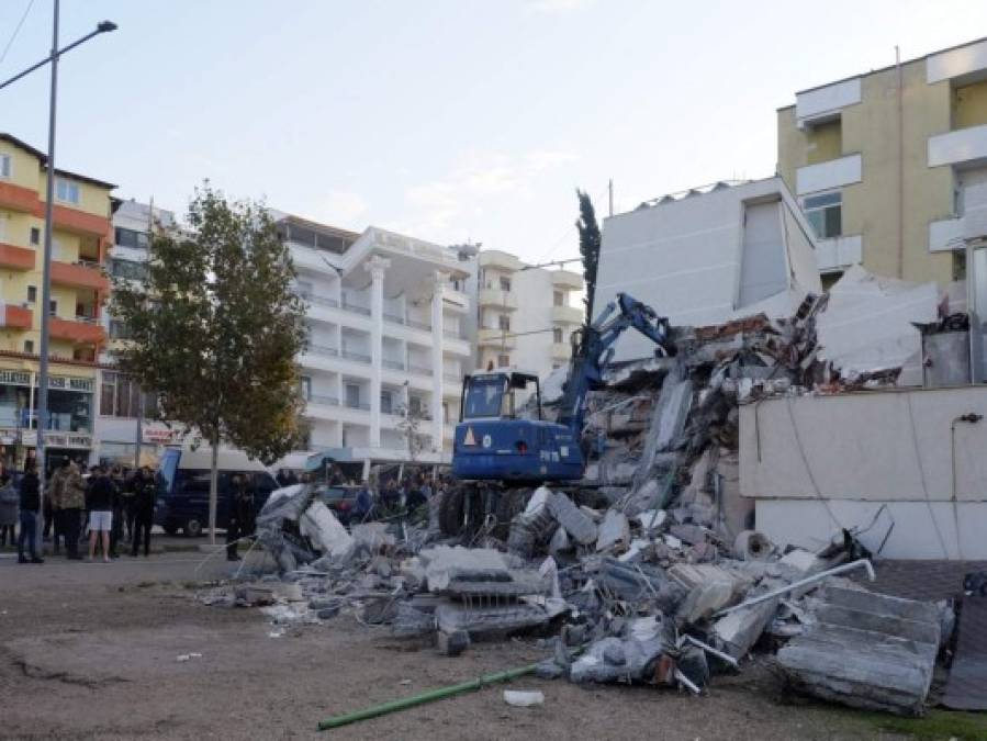 FOTOS: Desesperación y desconsuelo tras terremoto que dejó 16 muertos en Albania