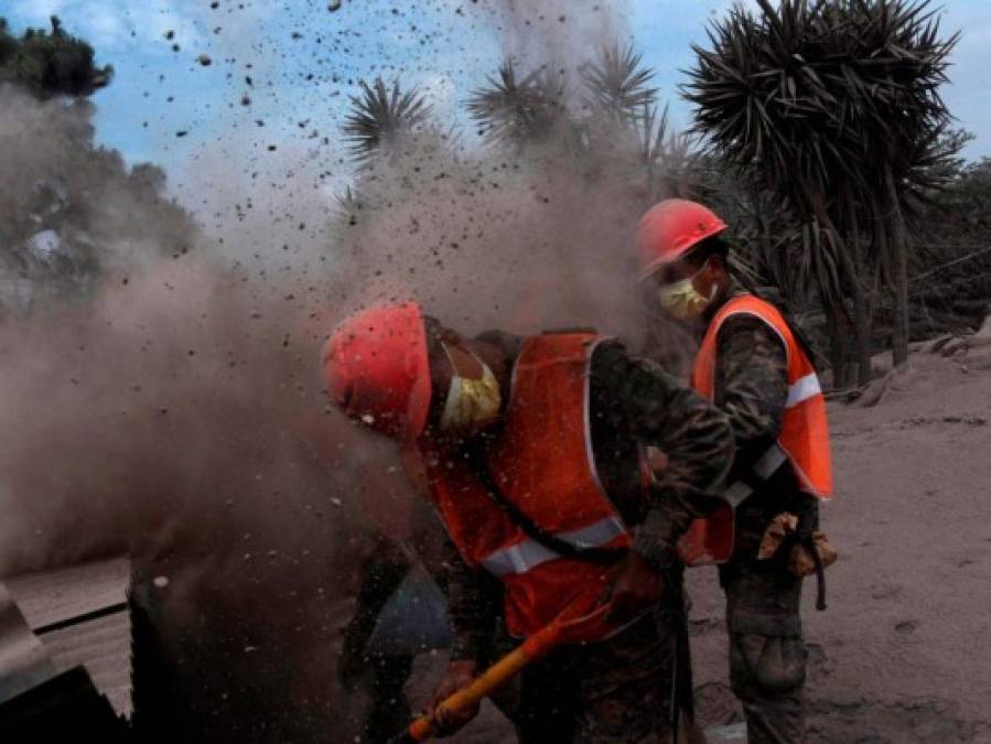 ﻿Fotos: La noble labor de los héroes anónimos tras erupción del volcán de Fuego en Guatemala