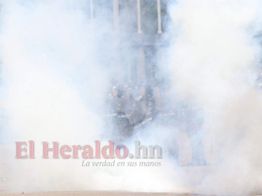 Fotos: Batalla campal entre encapuchados y Policías Antimotines en las afueras de la UNAH