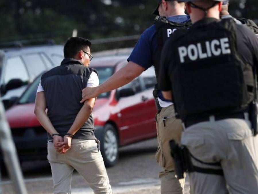 FOTOS: Así arrestó ICE a 680 personas en redadas en Mississippi