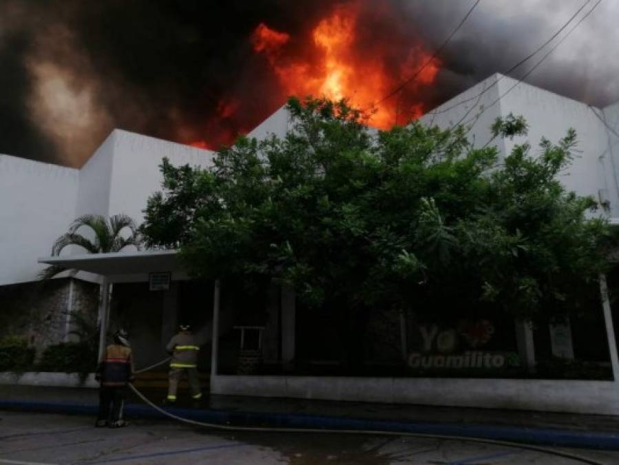 Dramáticas fotos del incendio en el mercado Guamilito, icónico en San Pedro Sula