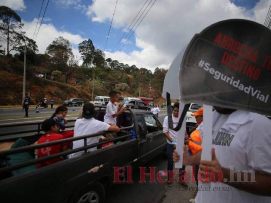 En buses, pickups y hasta camiones: Capitalinos 'escapan' de la ciudad para ir a veranear