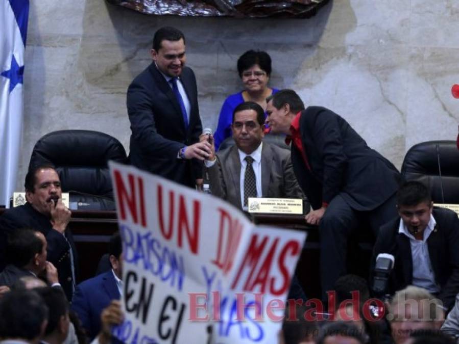 Golpes, quema de la Constitución y botellazos: Así fue el zafarrancho en el Congreso Nacional