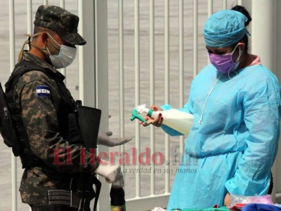 FOTOS: Héroes libran dura batalla contra el covid-19 en triajes y hospitales