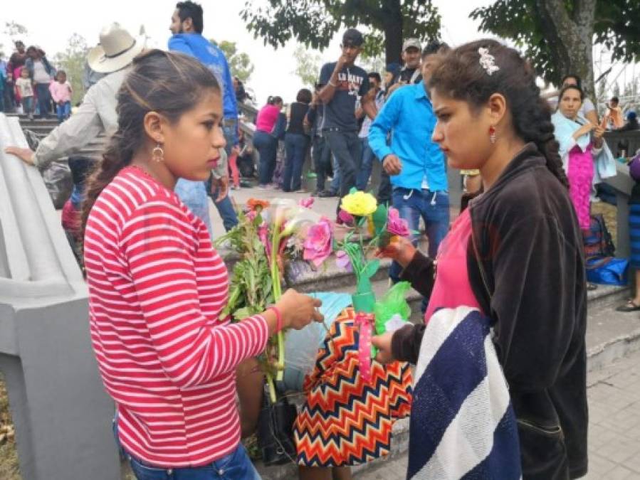FOTOS: Peregrinos entregan flores a la Virgen de Suyapa en sus 272 aniversario