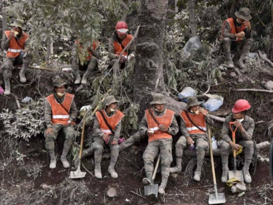 ﻿Fotos: La noble labor de los héroes anónimos tras erupción del volcán de Fuego en Guatemala