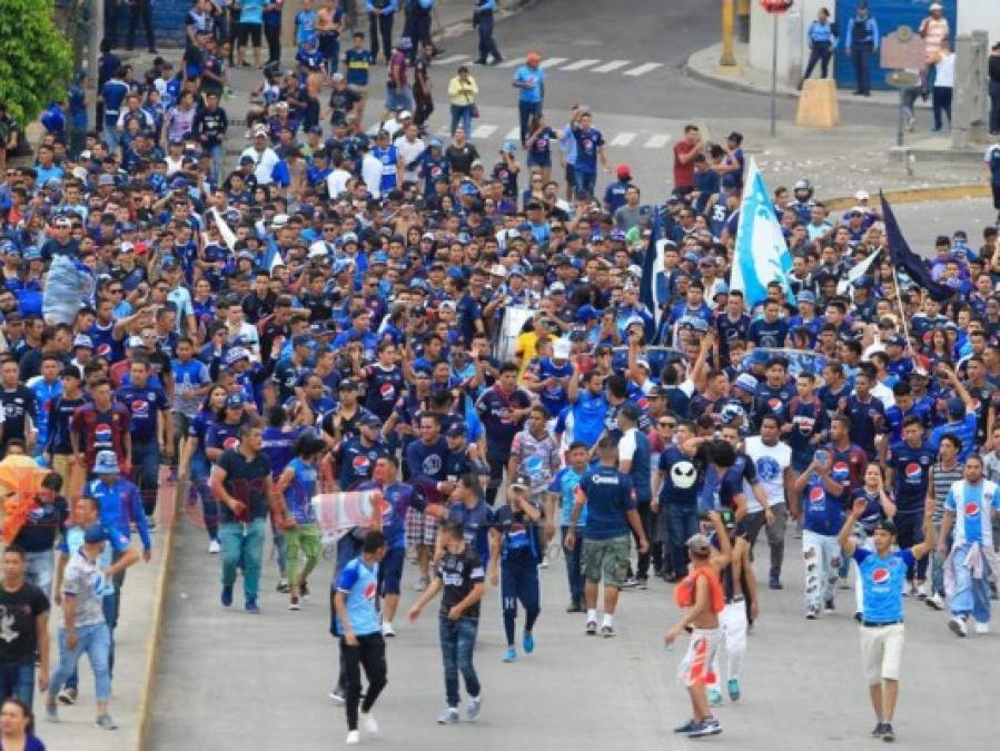 Así fue la llegada de la barra del Motagua al Estadio Nacional de Tegucigalpa