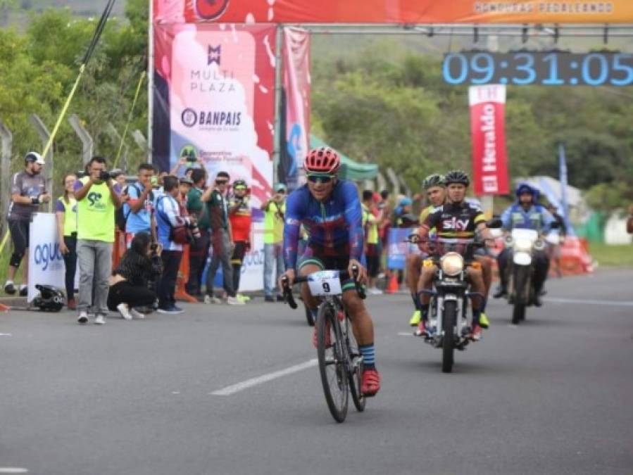 Fotos: Momento en el que Jorge Torres se alzó como campeón de la Séptima Vuelta Ciclística de EL HERALDO 2018