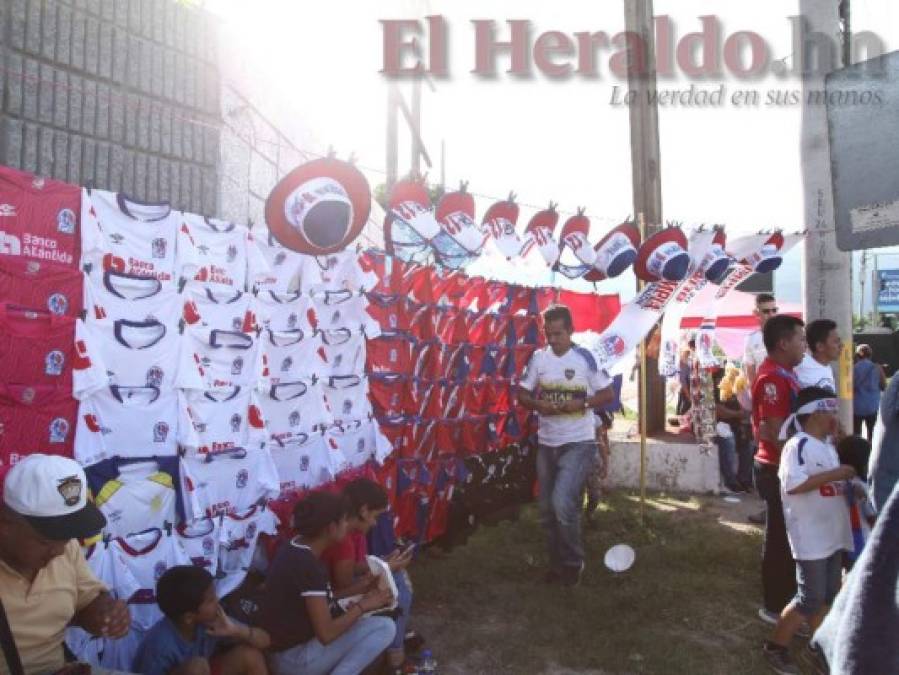 La Ultra Fiel llega al Olímpico y se burla de Motagua con 'el fantasma de la Liga Concacaf'
