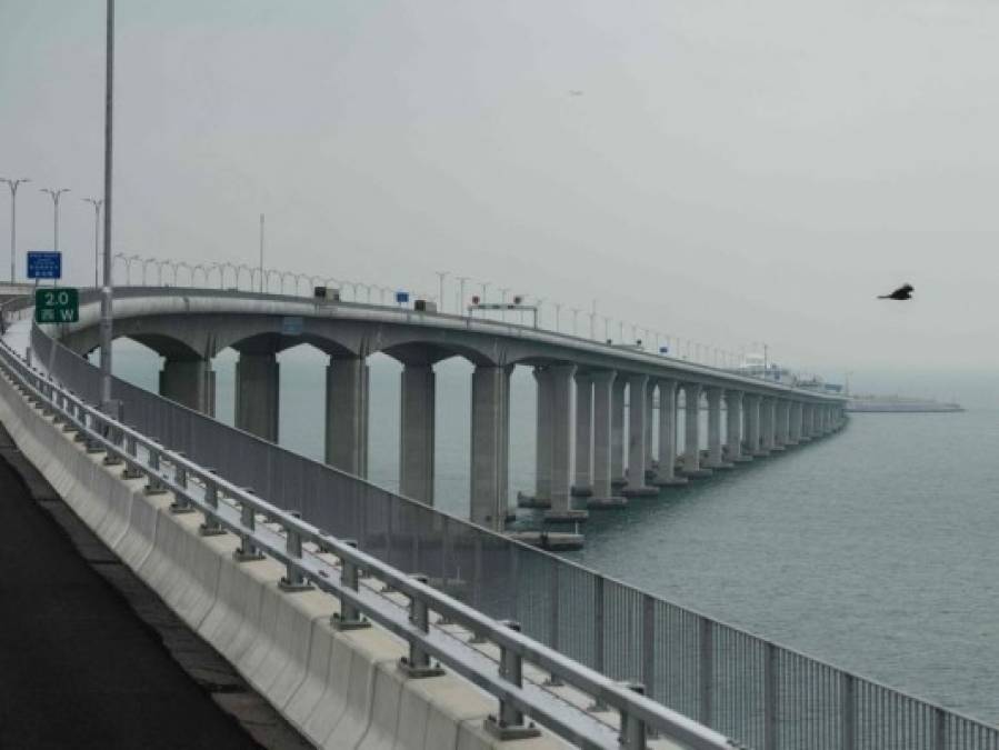 Espectaculares imágenes del puente más largo del mundo en Hong Kong