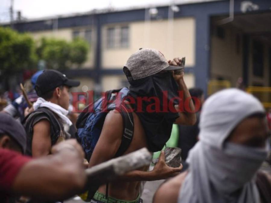 FOTOS: Así fue el caos que protagonizaron los centroamericanos de la caravana migrante en la frontera de Guatemala con México