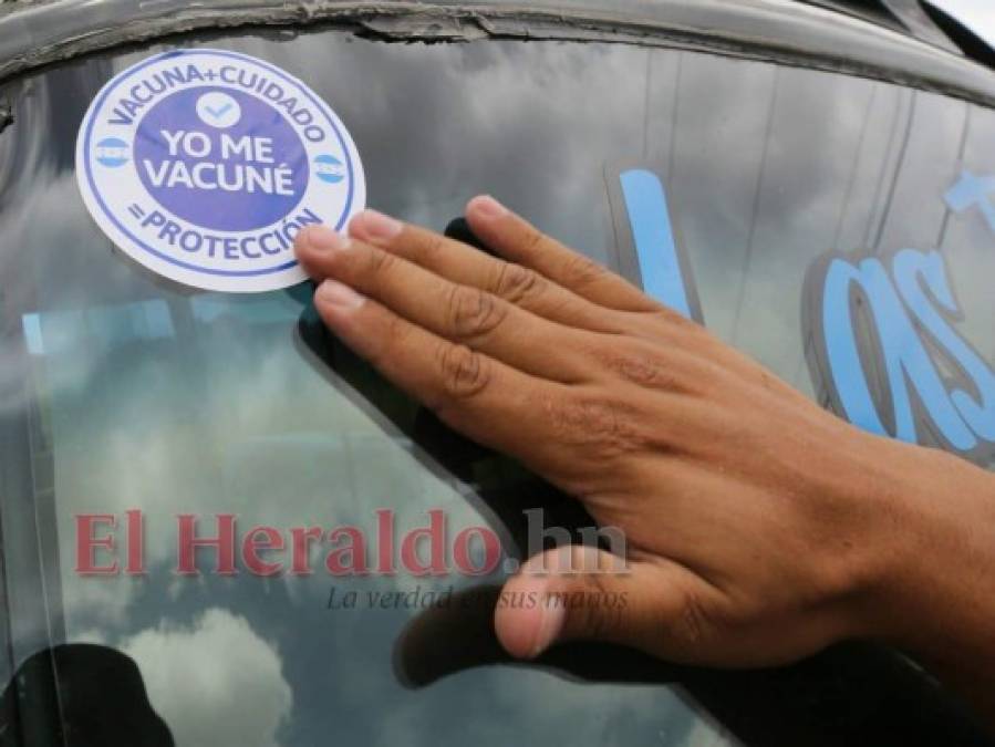 Con sticker: 'Yo me vacuné' y carnet en mano: Así se desarrolla la jornada de vacunación a transportistas en la capital (FOTOS)