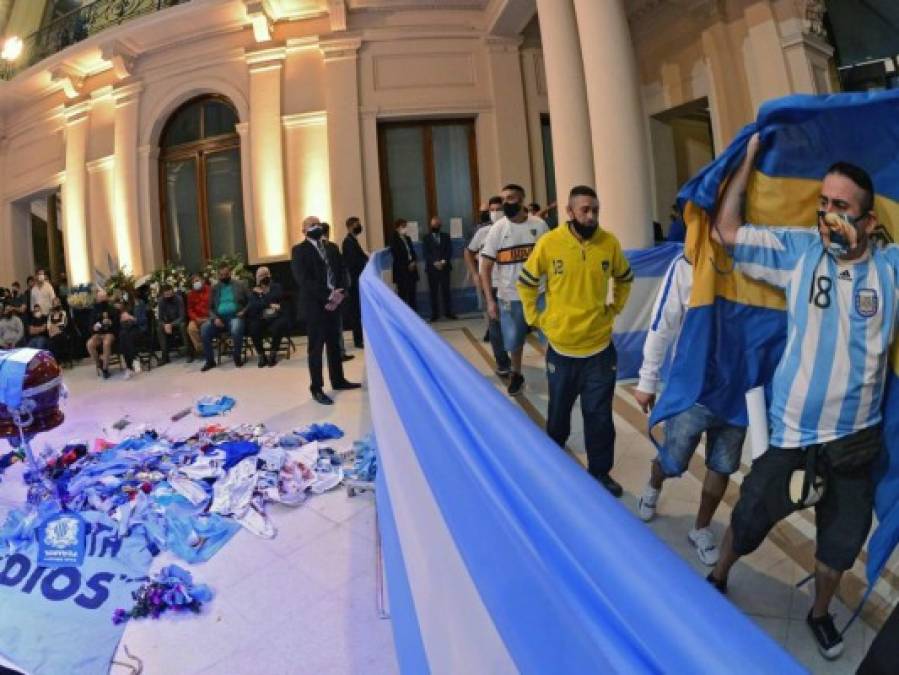 Impactantes imágenes del multitudinario adiós a Diego Maradona   