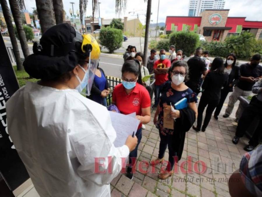 Afluencia masiva de hondureños en brigadas médicas contra covid en la capital