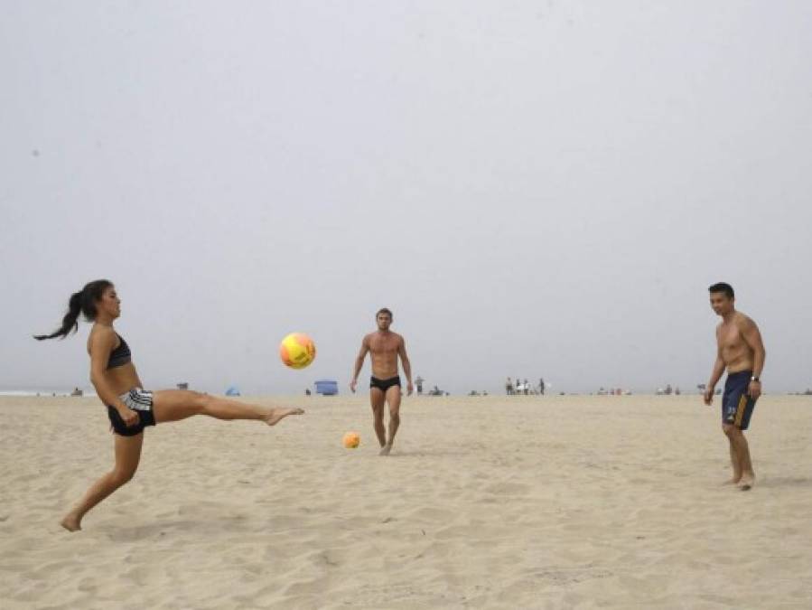 Por altas temperaturas, californianos salen a las playas pese a Covid-19