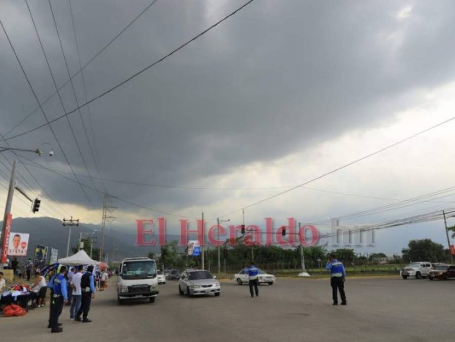 Bajo amenaza de lluvia, pero con optimismo: Así es el ambiente en las afueras del Olímpico