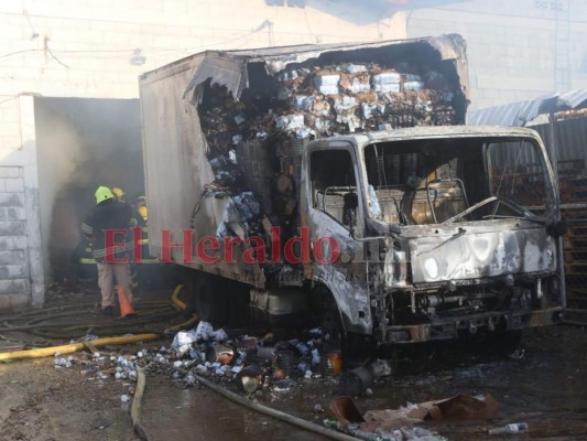 FOTOS: Pérdidas millonarias deja fuerte incendio en bodegas de Tegucigalpa