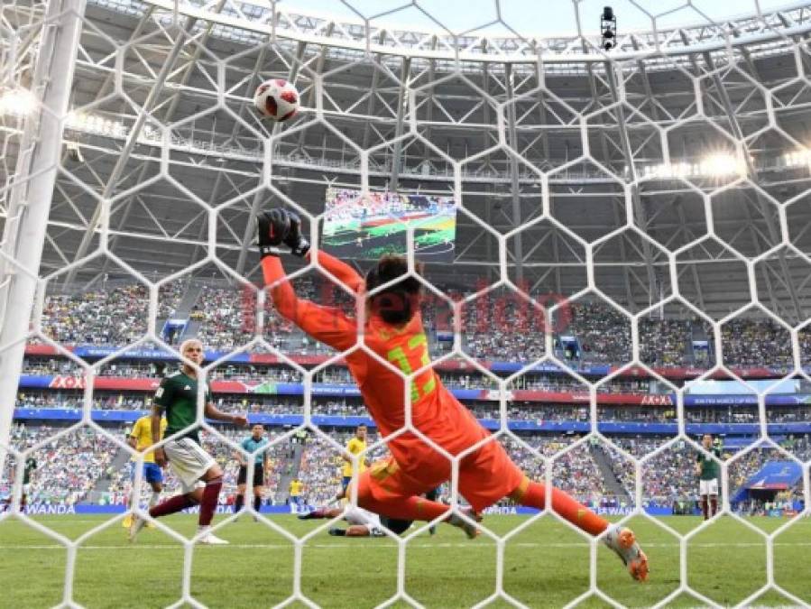 Las atajadas de Memo Ochoa ante Brasil no impidieron que el Tri esté fuera de Rusia 2018