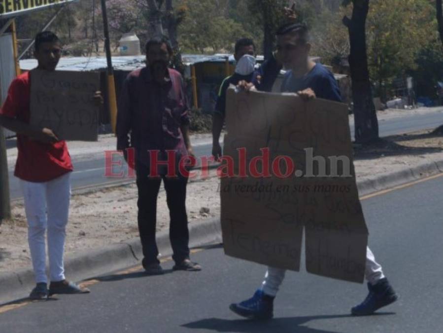 Con latas y rótulos de 'tengo hambre' pobladores piden ayuda en bulevar FFAA