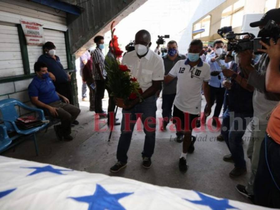 Desconsuelo y llanto en velorio de Chelato Uclés en el Estadio Nacional