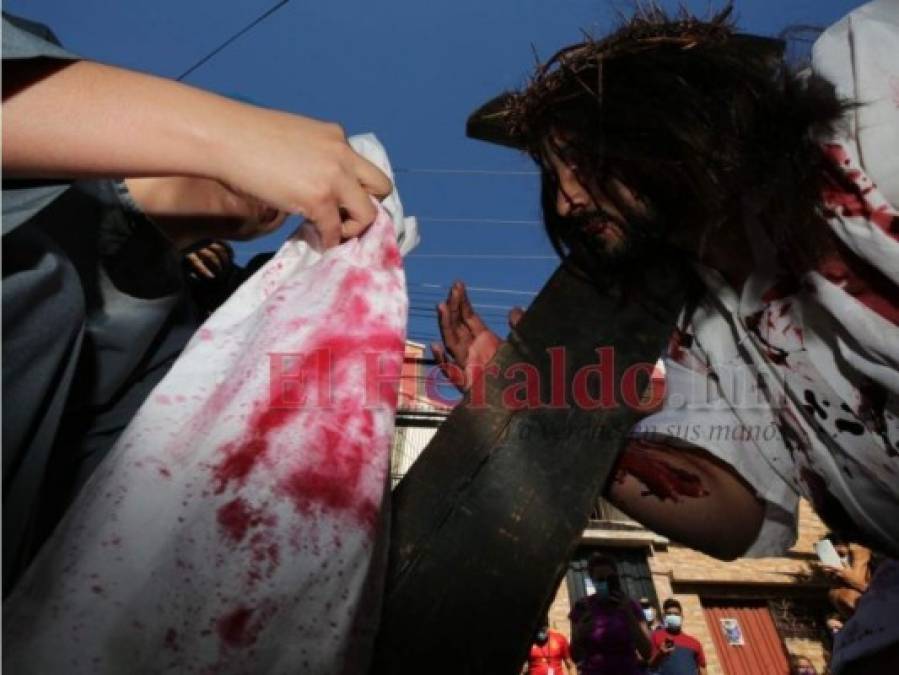 Impresionante vía crucis en Viernes Santo retrata la pasión de Jesucristo