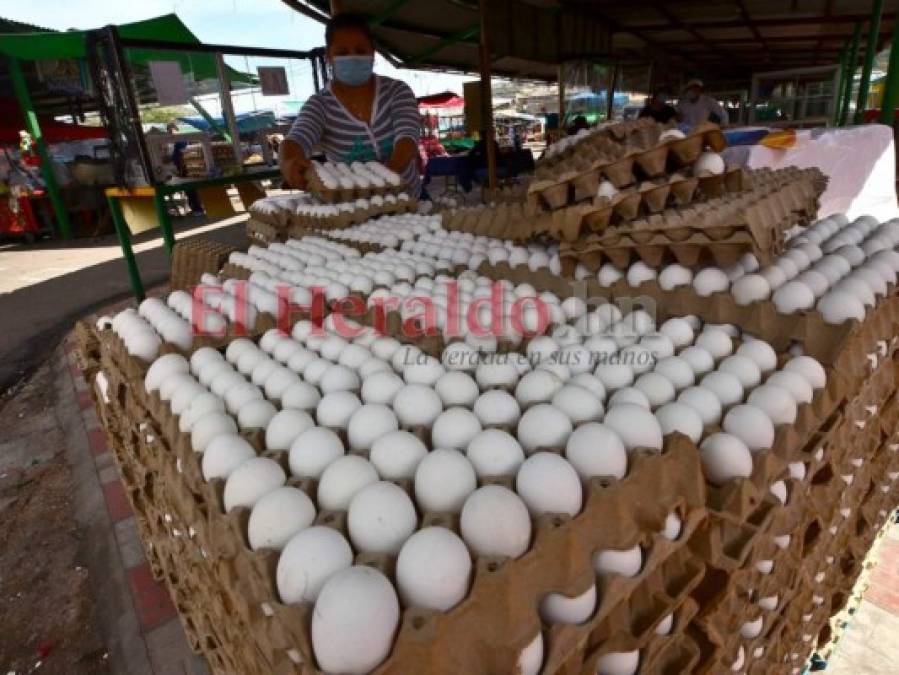 Comerciantes se reinventan para garantizar protección a sus clientes (FOTOS)