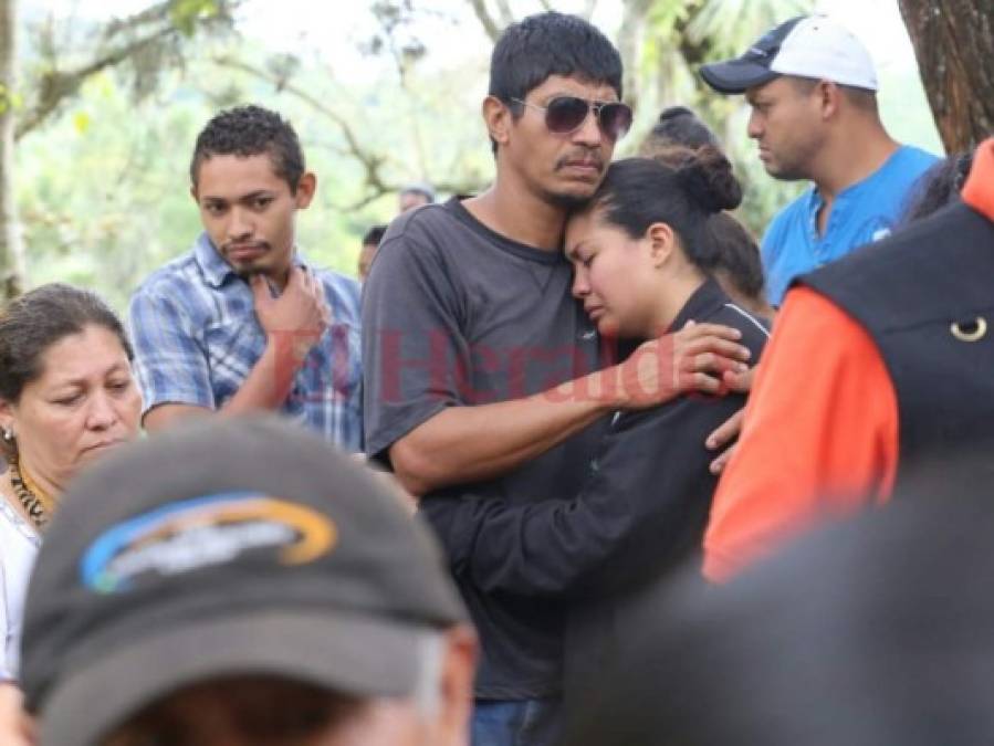 Las dramáticas imágenes del entierro de Vladimir Oquelí, joven arrastrado por la quebrada El Sapo