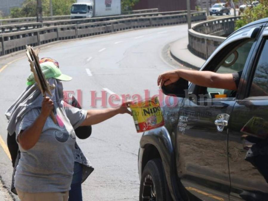 Con latas y rótulos de 'tengo hambre' pobladores piden ayuda en bulevar FFAA