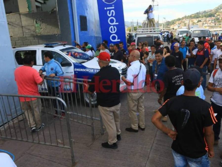 FOTOS: Aficionados de Motagua comienzan a pintar de azul el Estadio Nacional