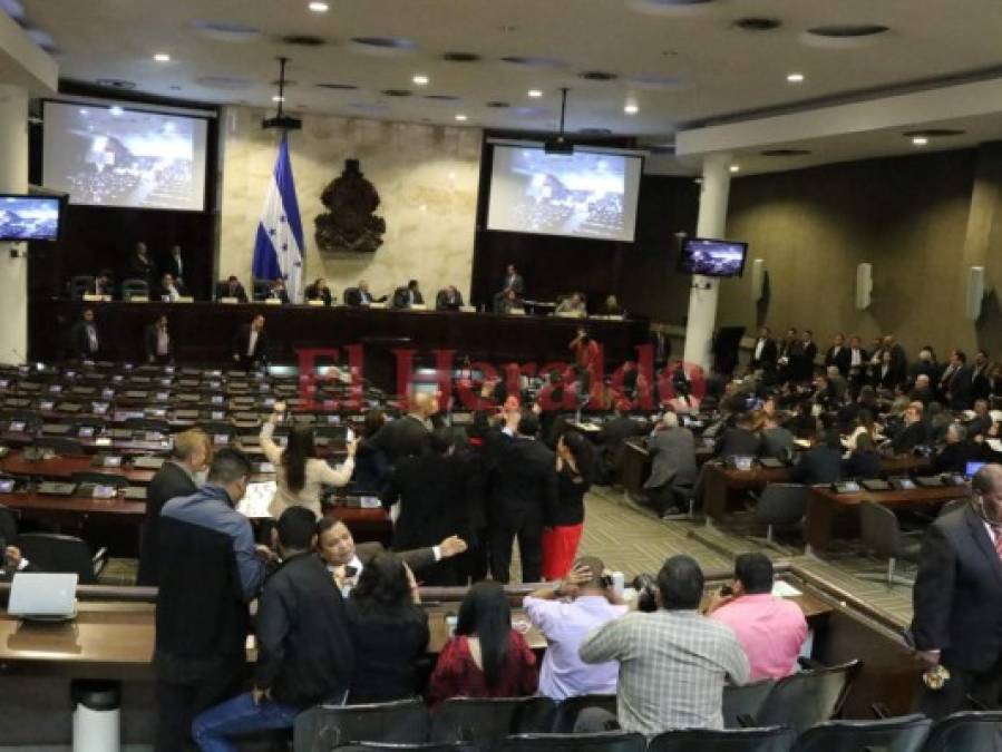 Así fue la protesta de los diputados de Libre en la sesión del Congreso Nacional este jueves