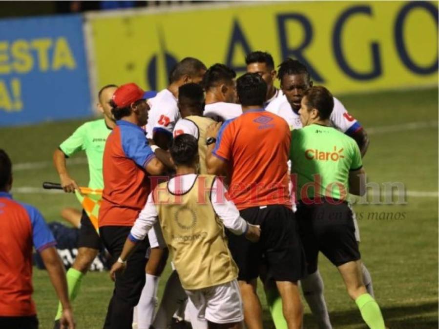 La bronca de Troglio, invitado de lujo: lo que no se vio en el Motagua-Olimpia (Fotos)