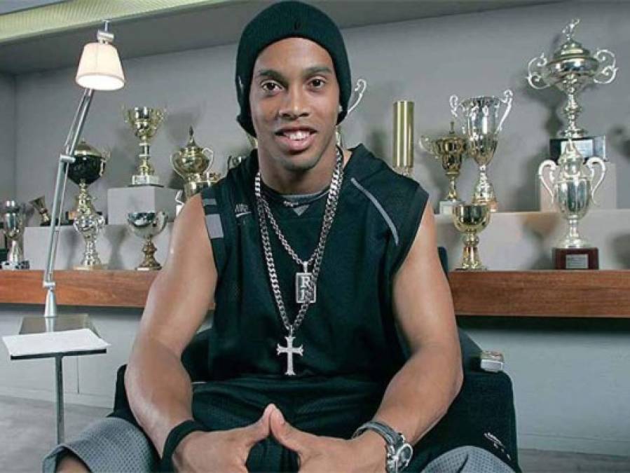 Ronaldinho presume sus títulos... ¡Lo ha ganado todo!